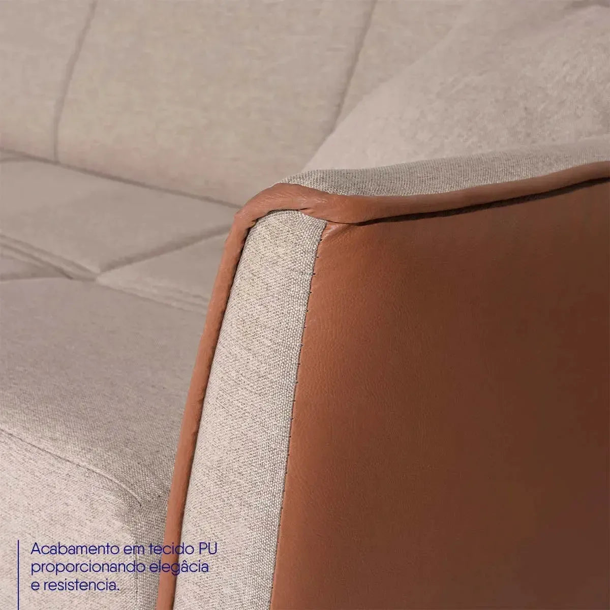 Sofá cama Sérvia bege de linho rústico com detalhe em PU marrom no braço, design elegante.