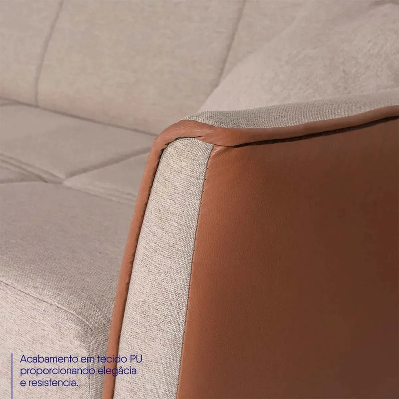 Sofá cama Sérvia bege de linho rústico com detalhe em PU marrom no braço, design elegante.