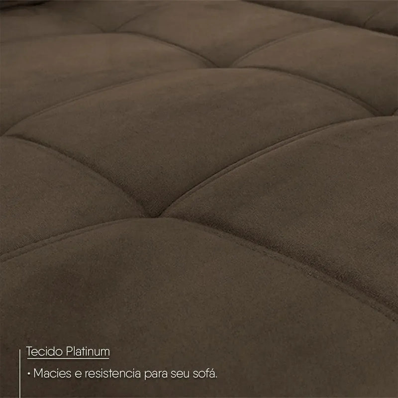 Close-up do tecido Suede Velut marrom do Sofá de Canto Amsterdam, com detalhes de costura em capitonê.