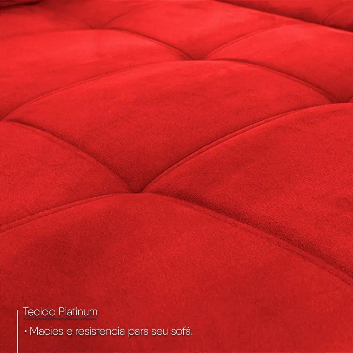 Sofá de canto Amsterdam vermelho em tecido Platinum, com detalhes acolchoados e textura macia.