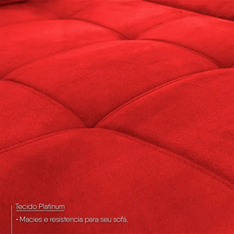 Sofá de canto Amsterdam vermelho em tecido Platinum, com detalhes acolchoados e textura macia.