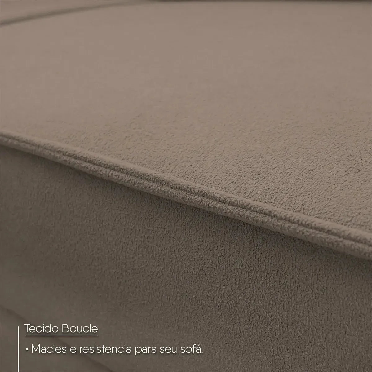 Detalhe do tecido bouclê marrom do Sofá Living Malibu, mostrando sua textura macia e resistente.