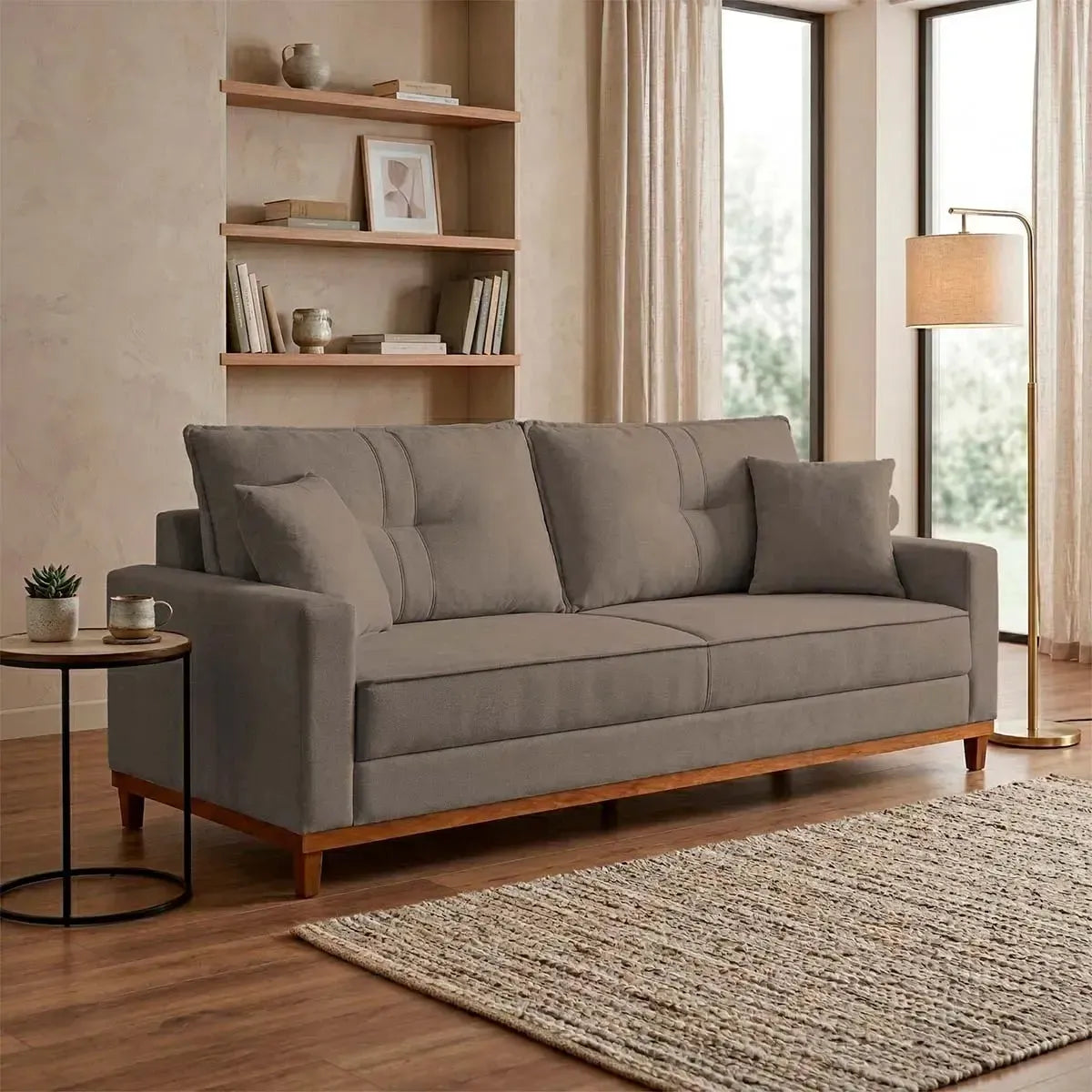 Sofá Living Malibu marrom bouclê de 2,30m com base de madeira e almofadas, em sala moderna.