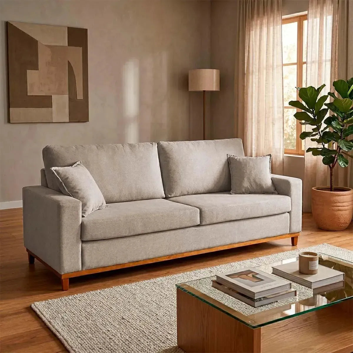 Sofá Living Marau 1,50m, bouclê bege, com base de madeira e almofadas decorativas em ambiente moderno.