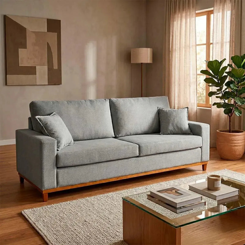 Sofá Living Marau 2,30m Bouclê Cinza com base de madeira clara em sala moderna.