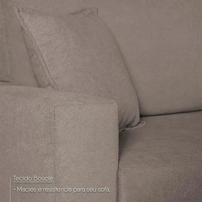 Sofá Living Marau 2,30m em bouclê marrom, com textura macia e resistente.