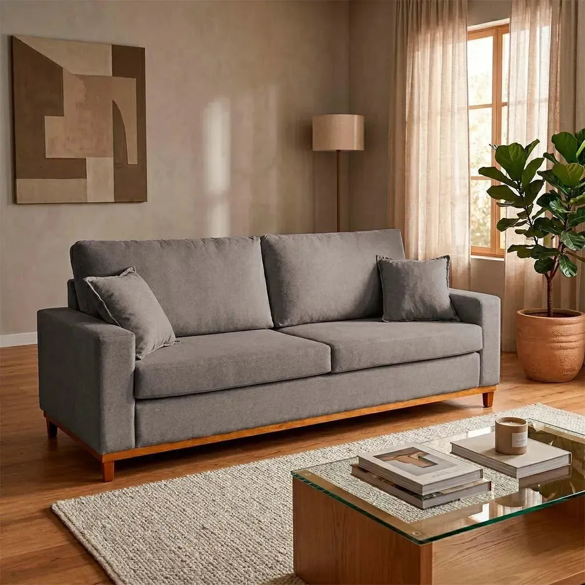 Sofá Living Marau 2,30m cinza bouclê, com base de madeira clara, em sala moderna.