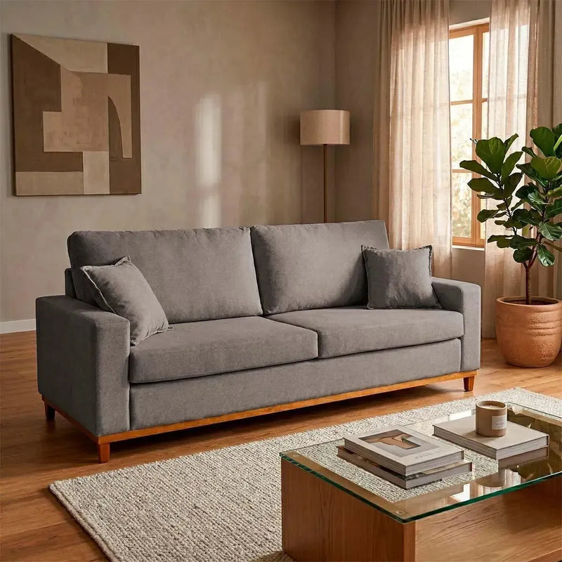 Sofá Living Marau 2,30m cinza bouclê, com base de madeira clara, em sala moderna.