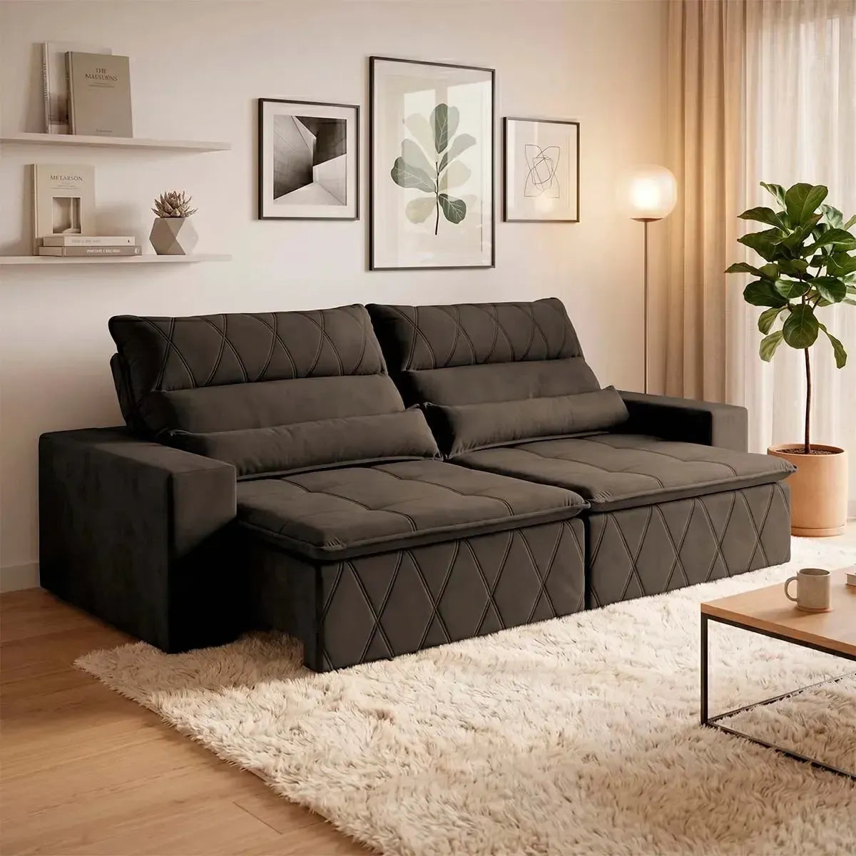 Sofá retrátil reclinável Amsterdam 2,30m em suede velut marrom, com molas no assento e design moderno.
