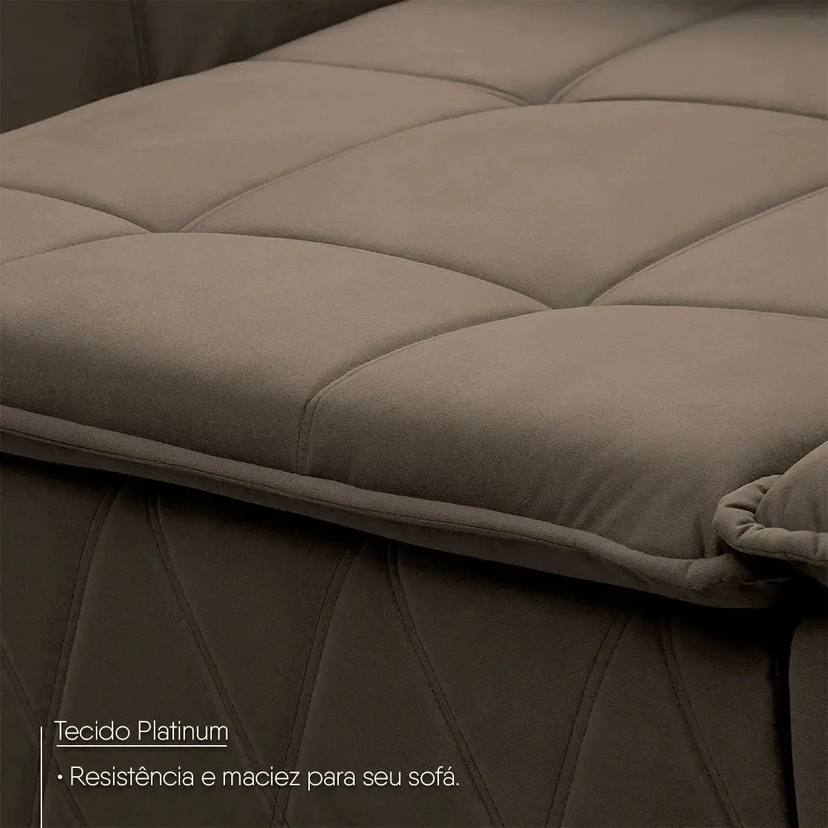 Sofá retrátil reclinável Amsterdam marrom em suede velut, detalhe do assento com molas e tecido Platinum.