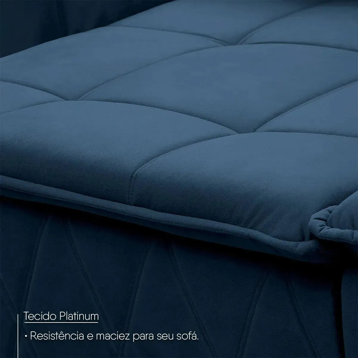Sofá retrátil reclinável Amsterdam azul marinho em Suede Velut, detalhe do tecido Platinum com maciez e resistência.