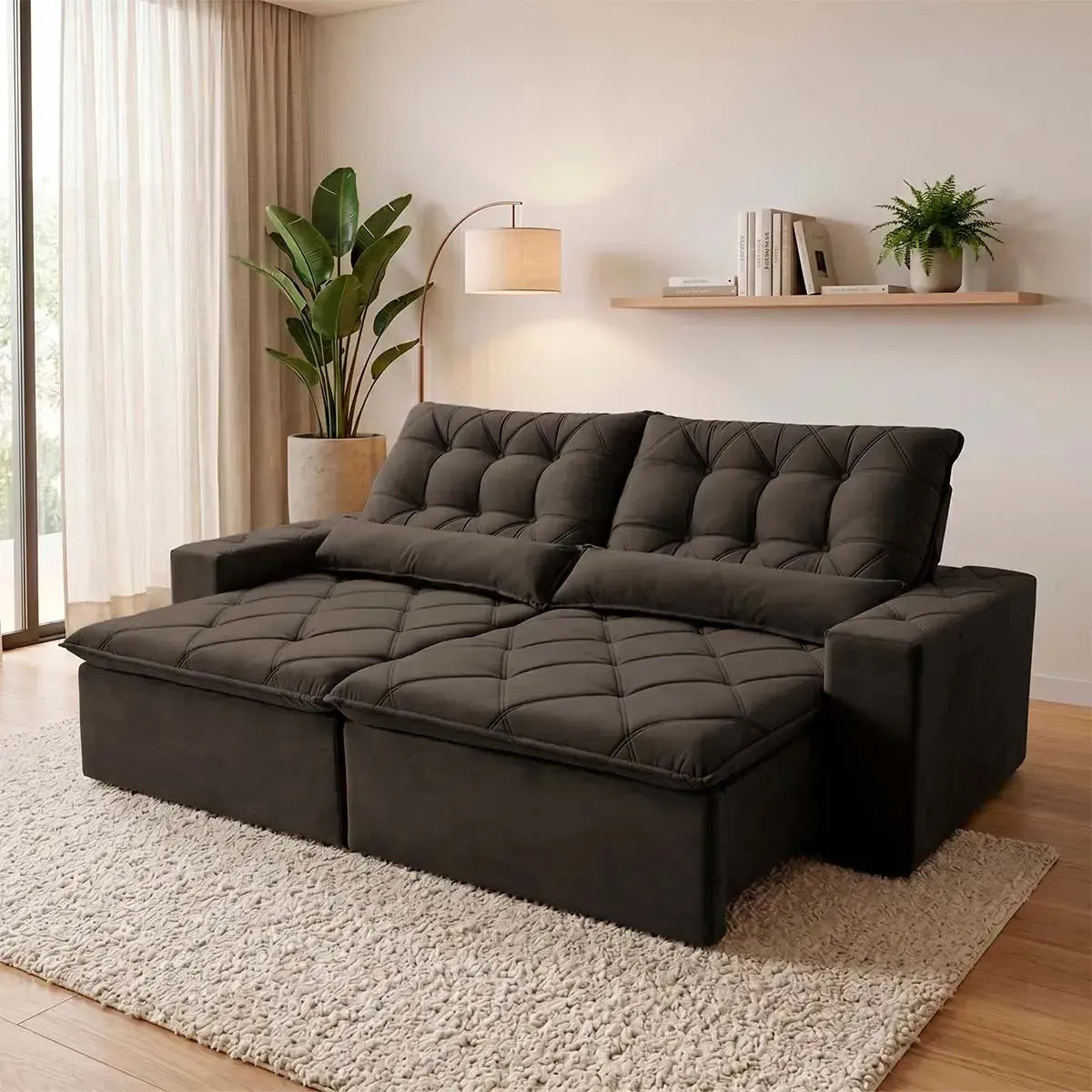 Sofá retrátil reclinável Islândia 2,50m em Suede Velut marrom, com molas no assento, em sala aconchegante.
