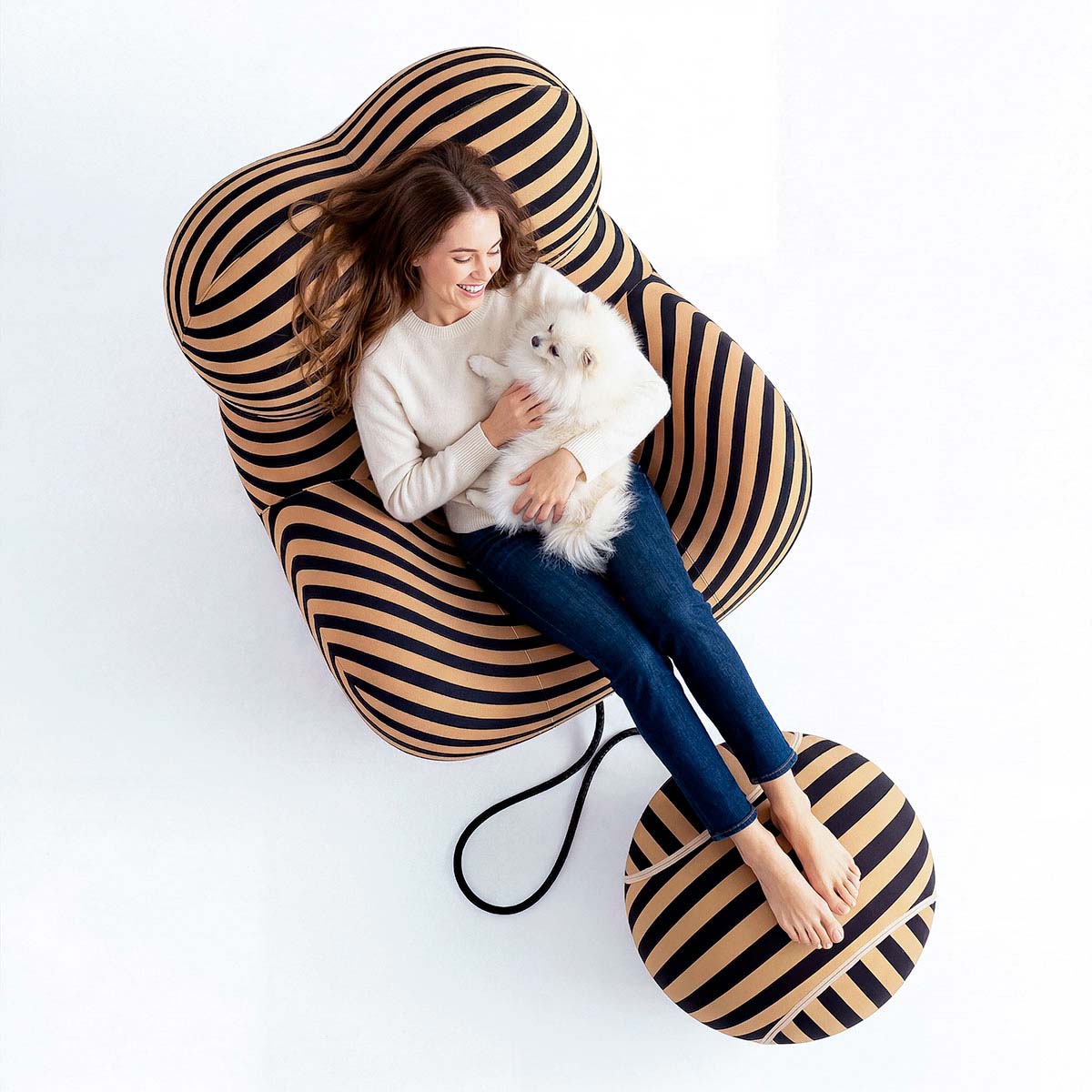Poltrona Vortex com Puff Listrada Design Orgânico Statement Compacto na Caixa