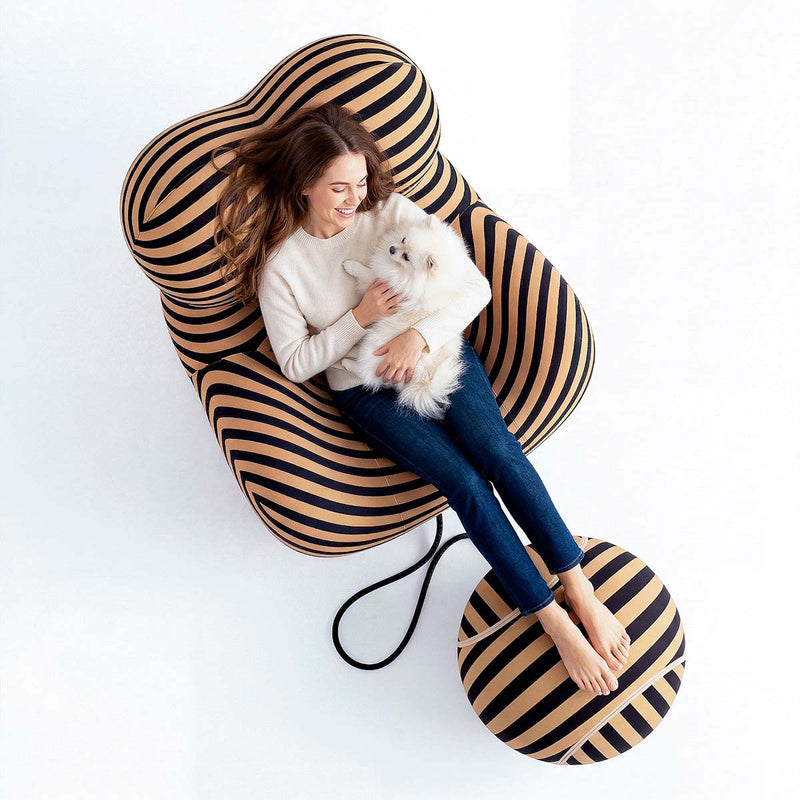 Poltrona Vortex com Puff Listrada Design Orgânico Statement Compacto na Caixa
